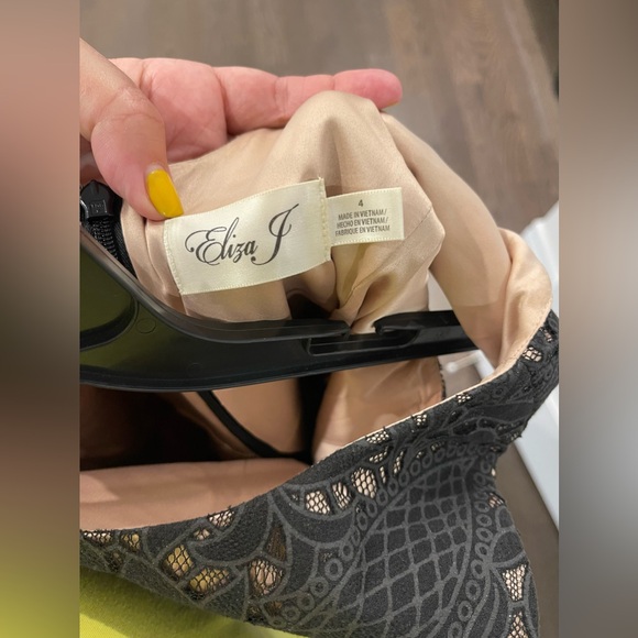 Beautiful gown worn two three times only. Might need gentle wash. Class & chic. - Picture 8 of 8